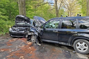 zderzenie się dwóch samochodów osobowych na drodze Ożary - Kamieniec Ząbkwoicki