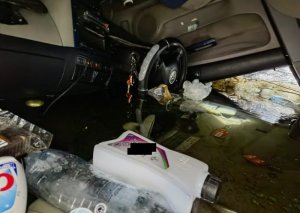 Wnętrze samochodu przewróconego na dach i do połowy zalanego wodą